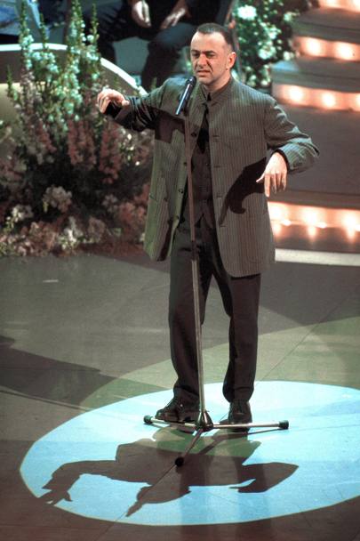 Sul palco di Sanremo, nel 1995 (Olycom)